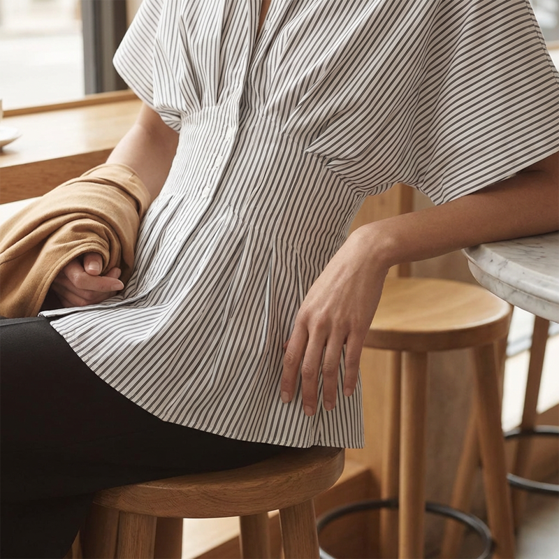 🌞Frühlingserwachen: 50% Rabatt!👕 Damen Gestreifte Tunika mit Smokbund & Peplum-Saum: Vertikale Streifen + Flutter-Ärmel – Figurbetont, atmungsaktiv & vielseitig für Büro & Freizeit